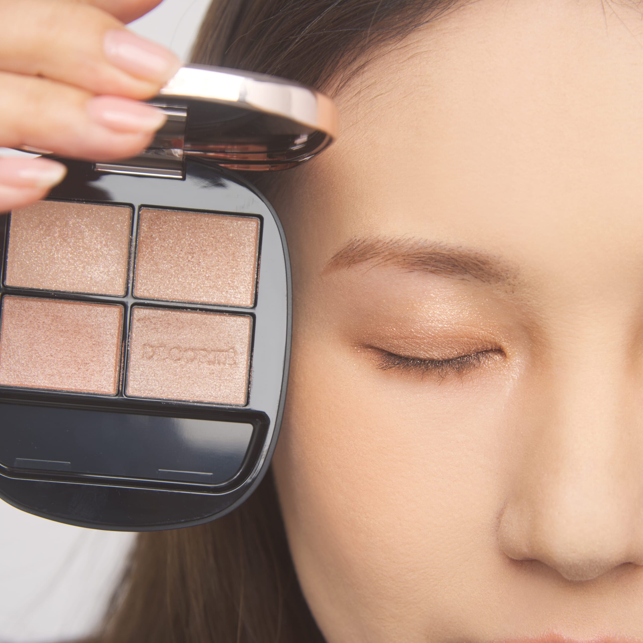 【09 cashmere feather】でメイク。