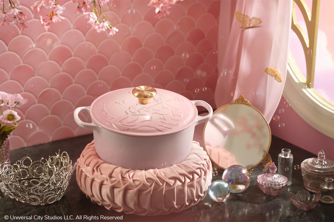 ル・クルーゼのウィキッドコレクションシグニチャー ココット・ロンド 24cm グリンダレリーフシェルピンク