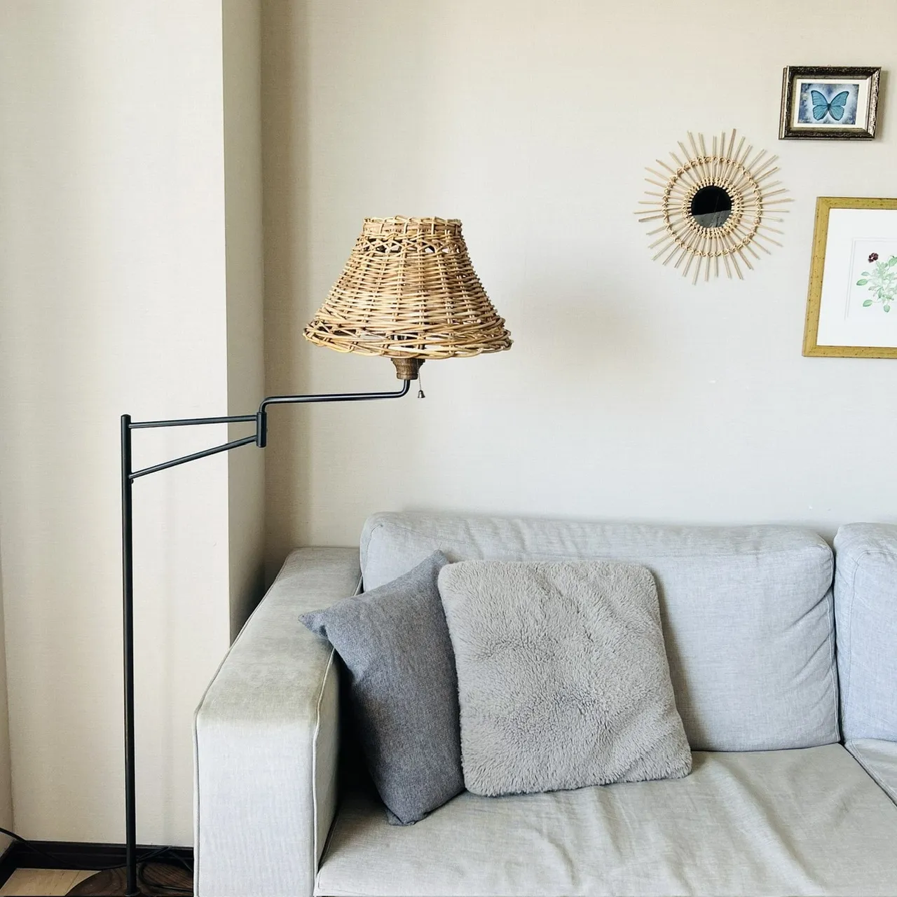 TRUCK FURNITURE「FLOOR LAMP F-ZG1」ソファ脇に置いたところ