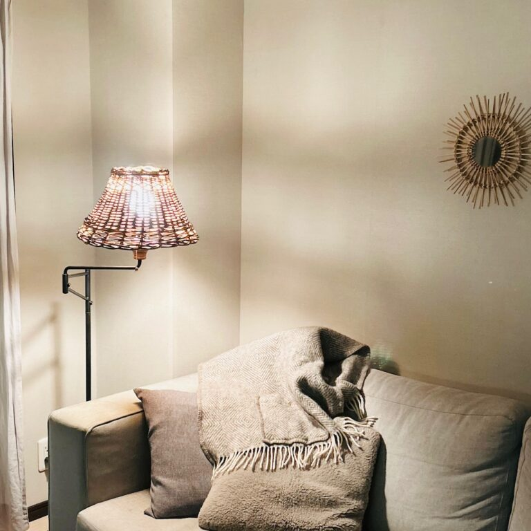 TRUCK FURNITURE「FLOOR LAMP F-ZG1」灯りをつけたところ