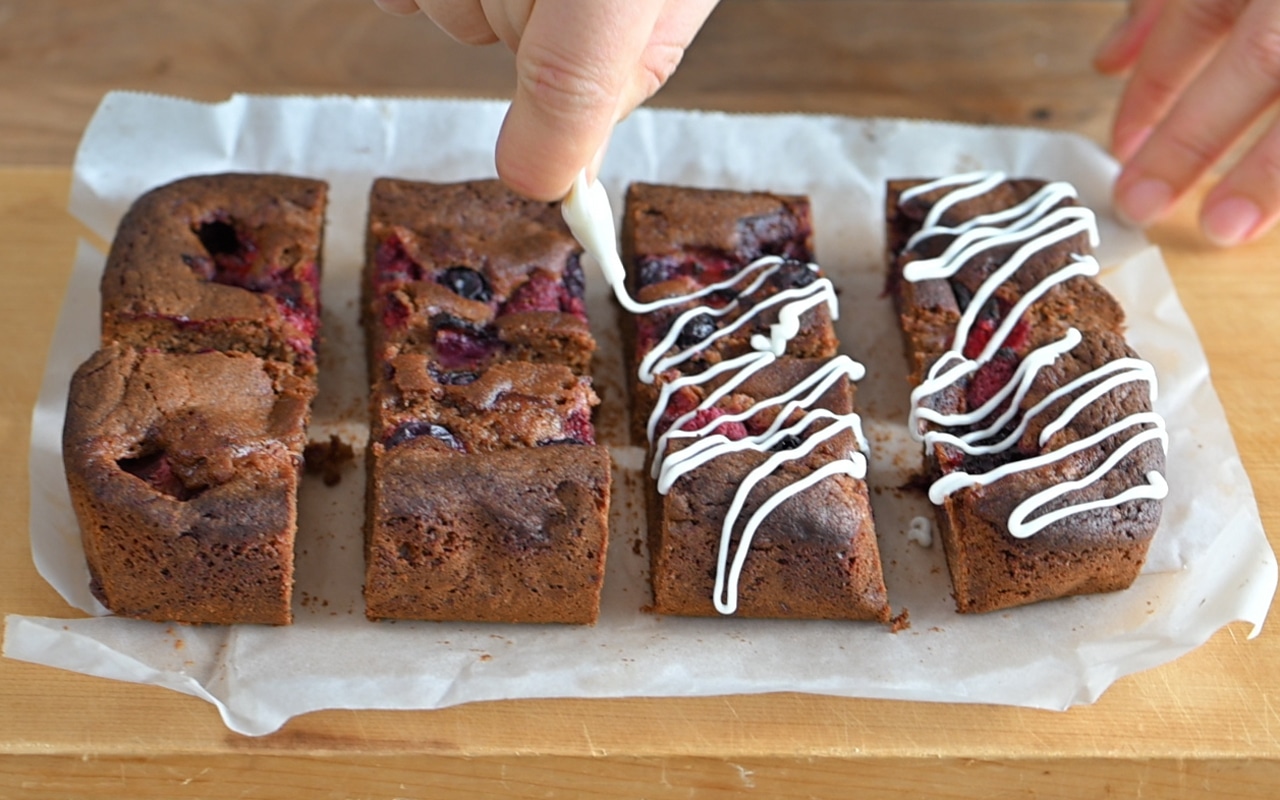 焼き上がったらオーブンから出し、粗熱をとり好みの大きさに切って、ホワイトチョコペンで好きなようにデコレーションをする。