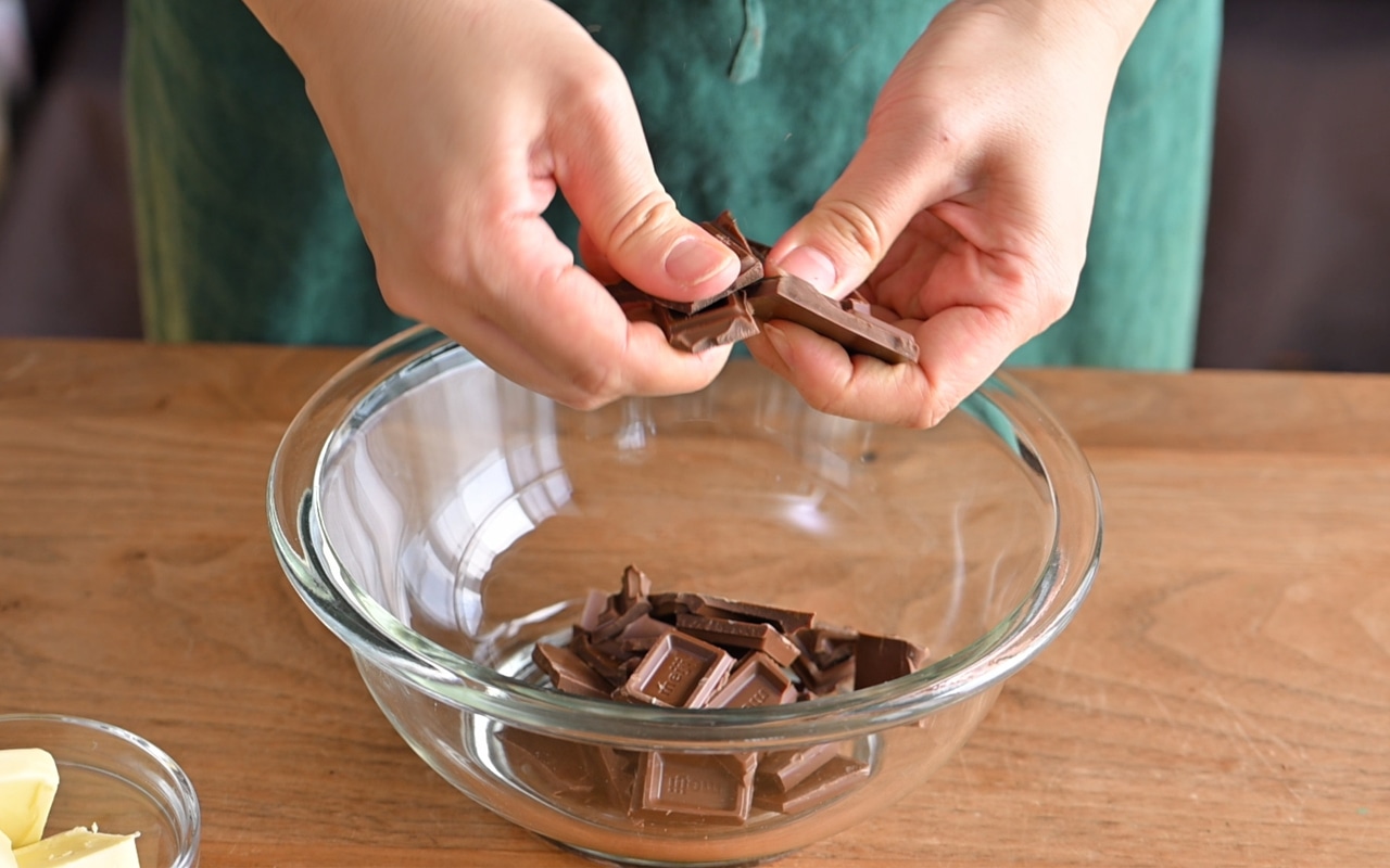 ボウルに割ったチョコレートとバターを入れて、