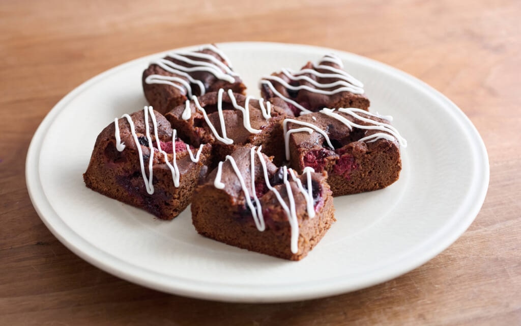 バレンタインに！ホットケーキミックスで作る「ミックスベリーのブラウニー」レシピ／近藤幸子さんの「おやこおやつ