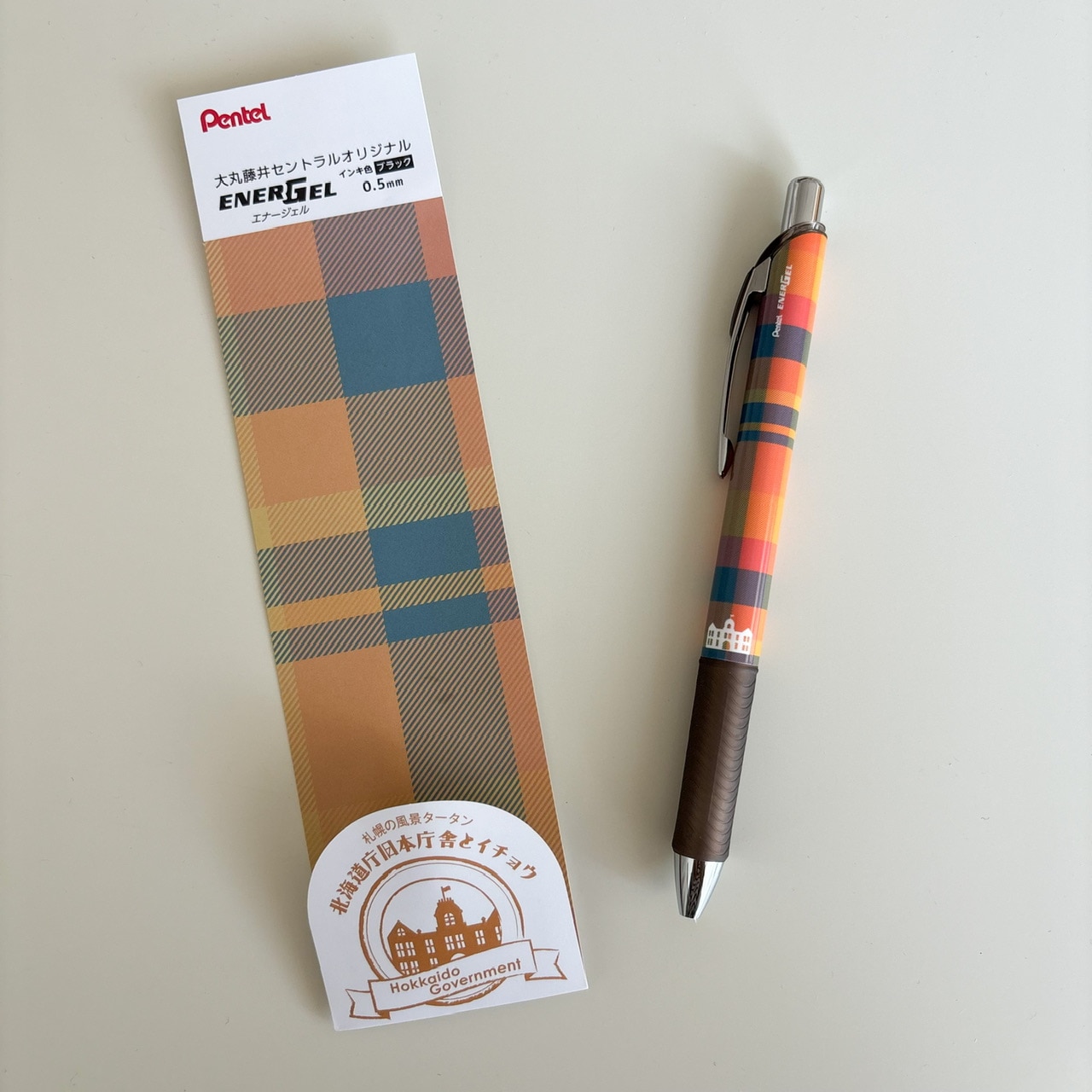 大丸藤井セントラルオリジナル札幌の風景タータンチェックエナージェルボールペン　北海道庁旧本庁舎とイチョウ　