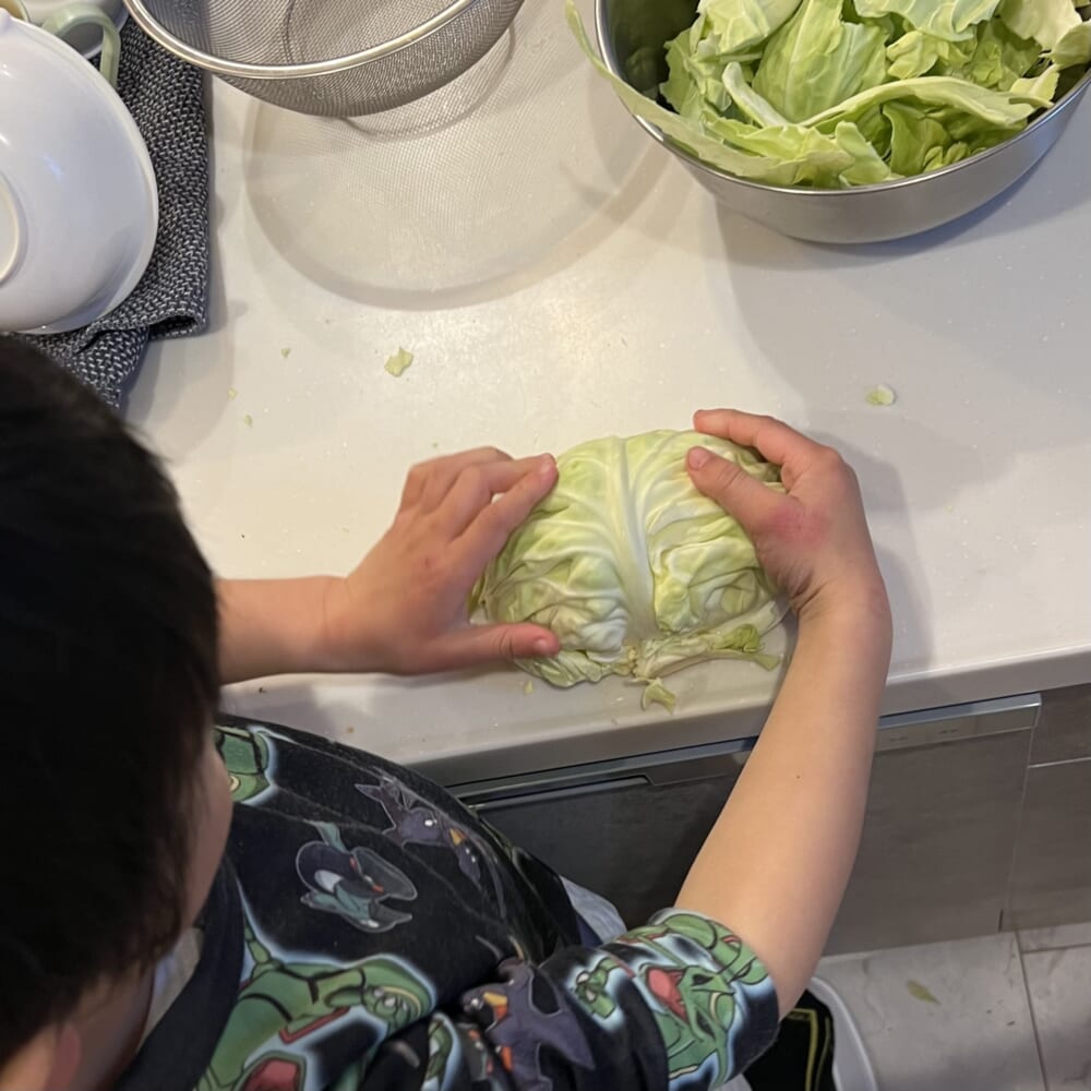 台所育児　餃子作り　次男