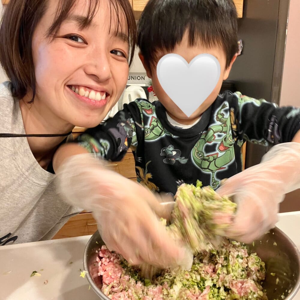 台所育児　餃子作り　次男