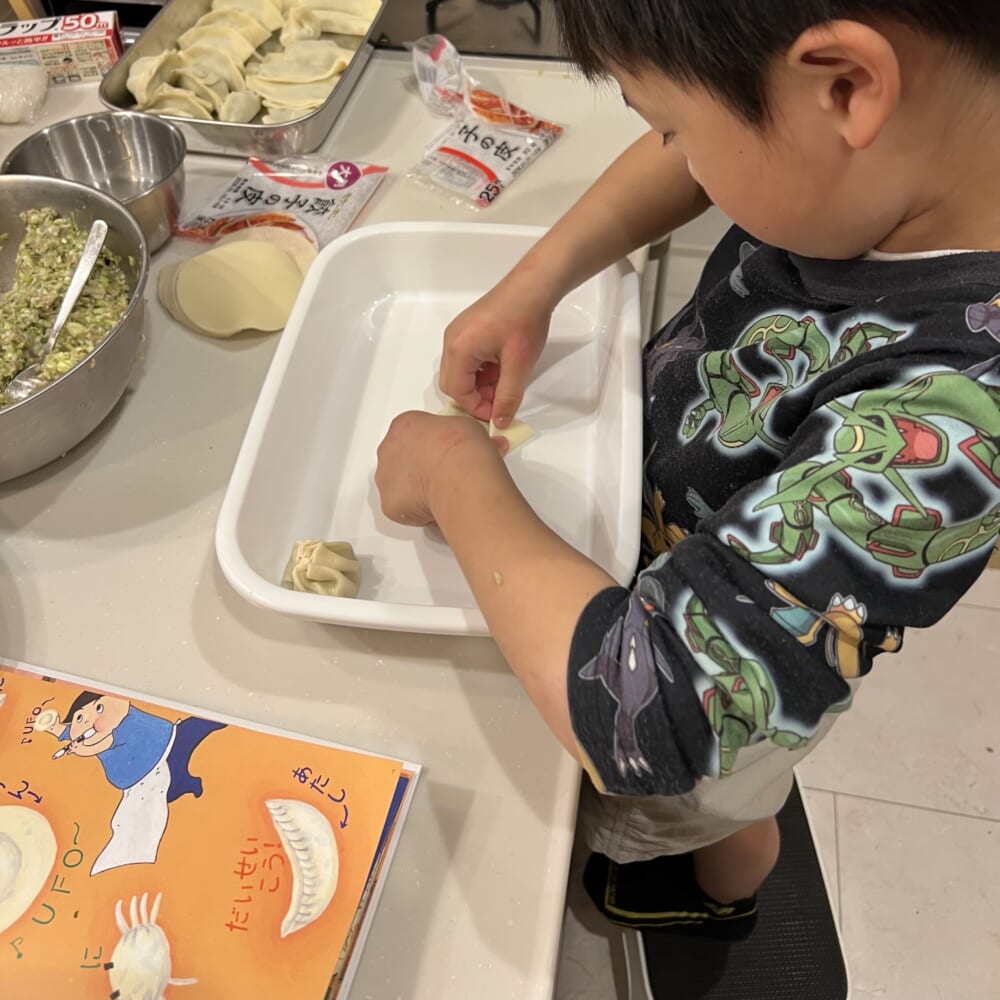 台所育児　餃子作り　次男