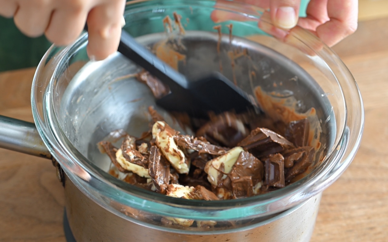 50℃くらいのお湯で湯煎して溶かす。