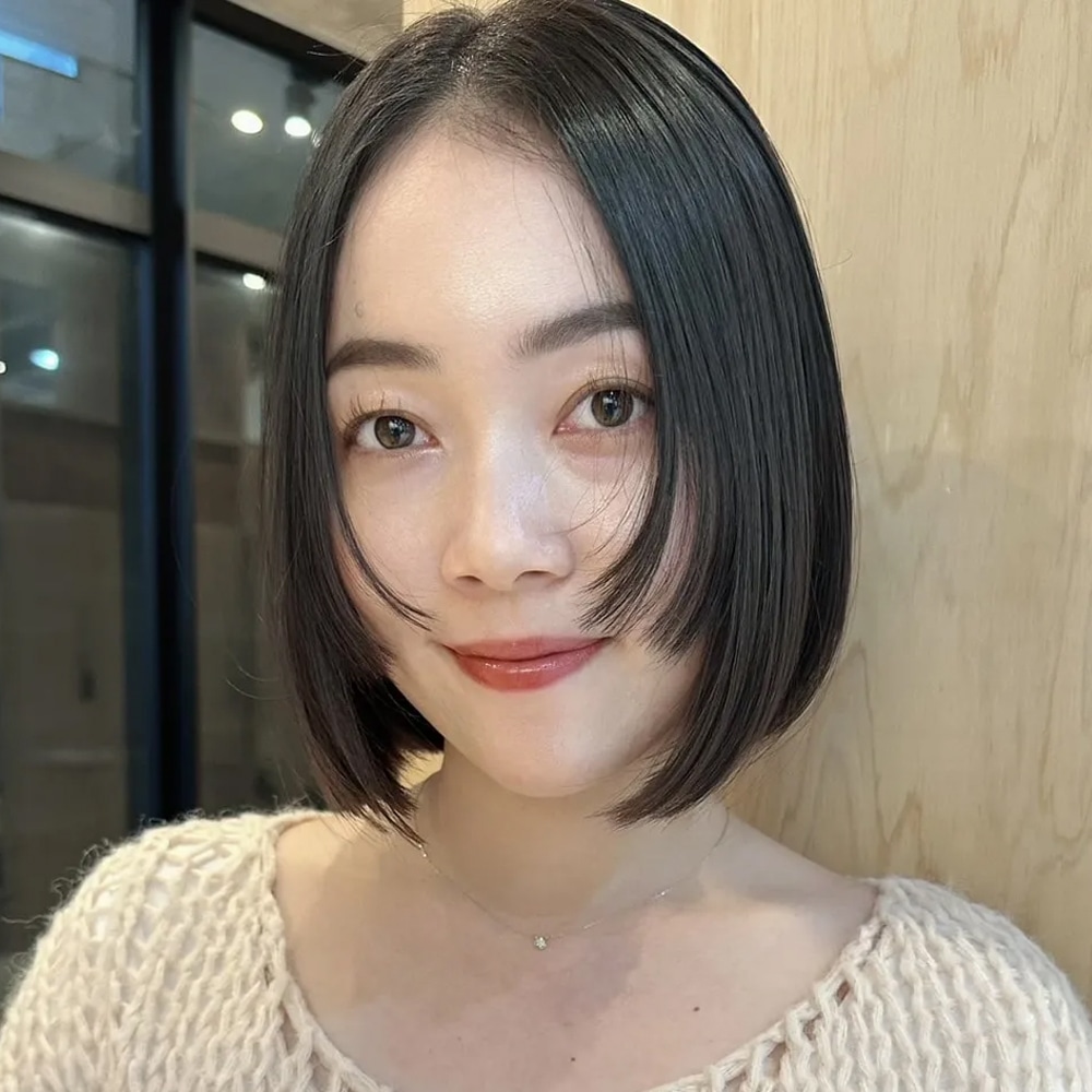 ”頬にかかる前髪”がポイントの、ツヤが引き立つシンプルな大人ボブ　アザーカット01