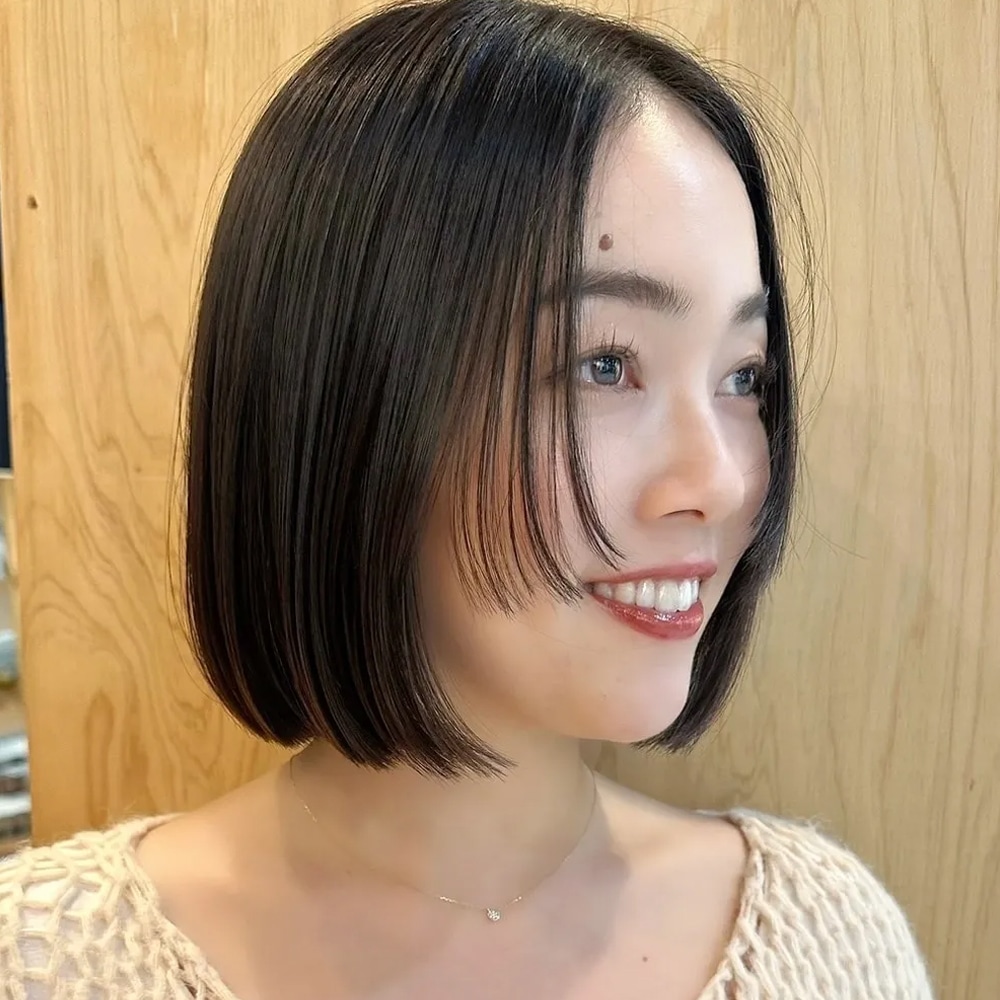 ”頬にかかる前髪”がポイントの、ツヤが引き立つシンプルな大人ボブ　アザーカット02