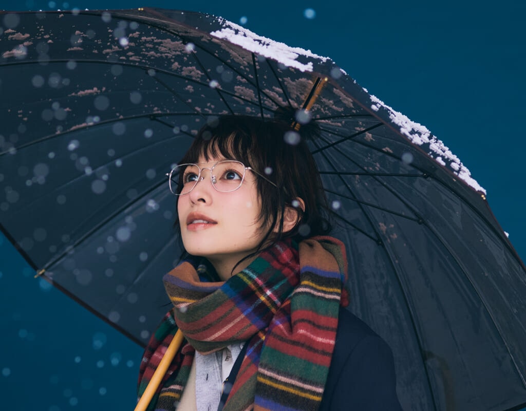 傘をさしている 森 絵梨佳さん