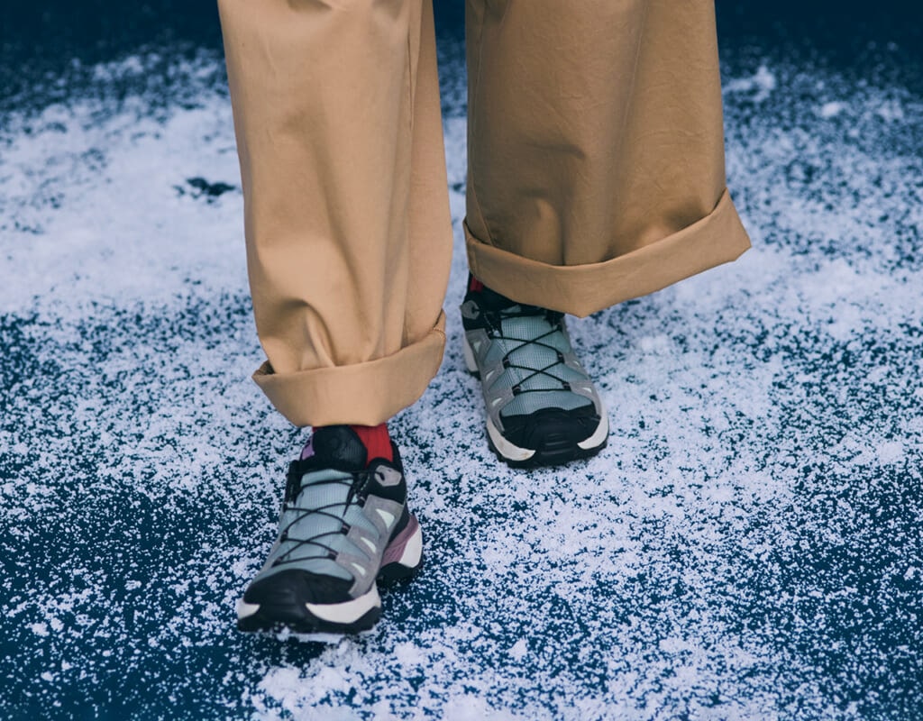 スニーカー 足元