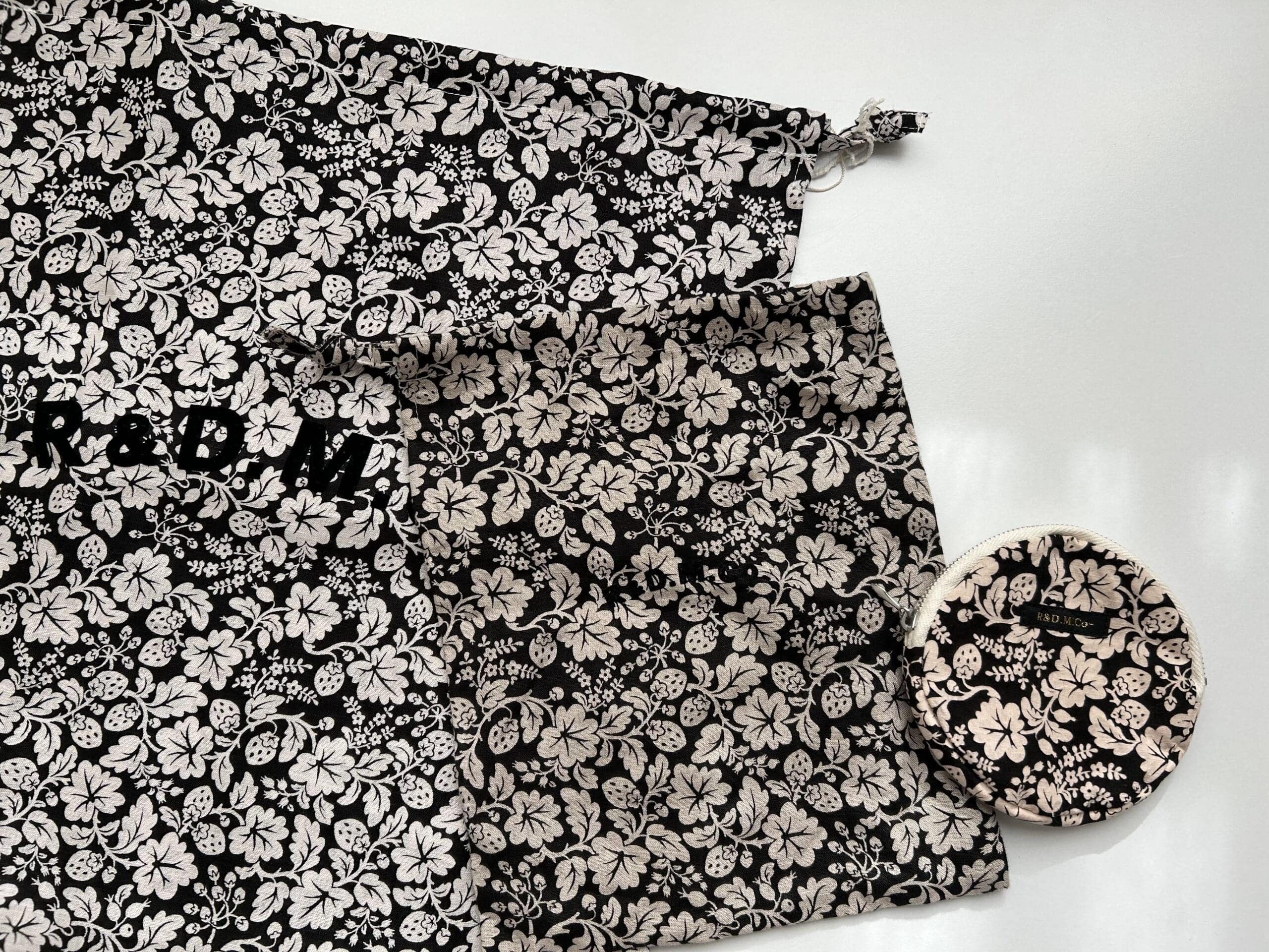 50代女性も60代女性も似合う、オールドマンズテーラーのワイルドベリー柄の小物3点。