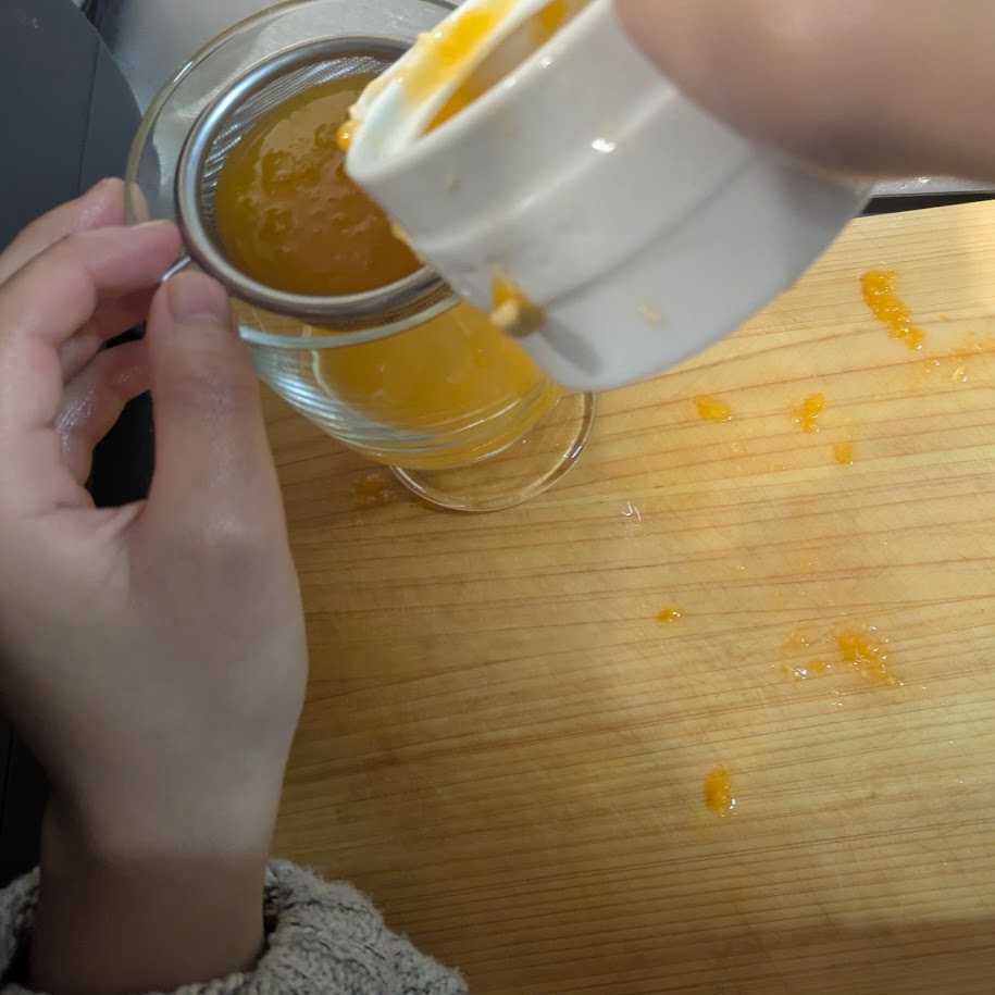 ミカンを漉す 自家製ジュース LEE100人隊コポ