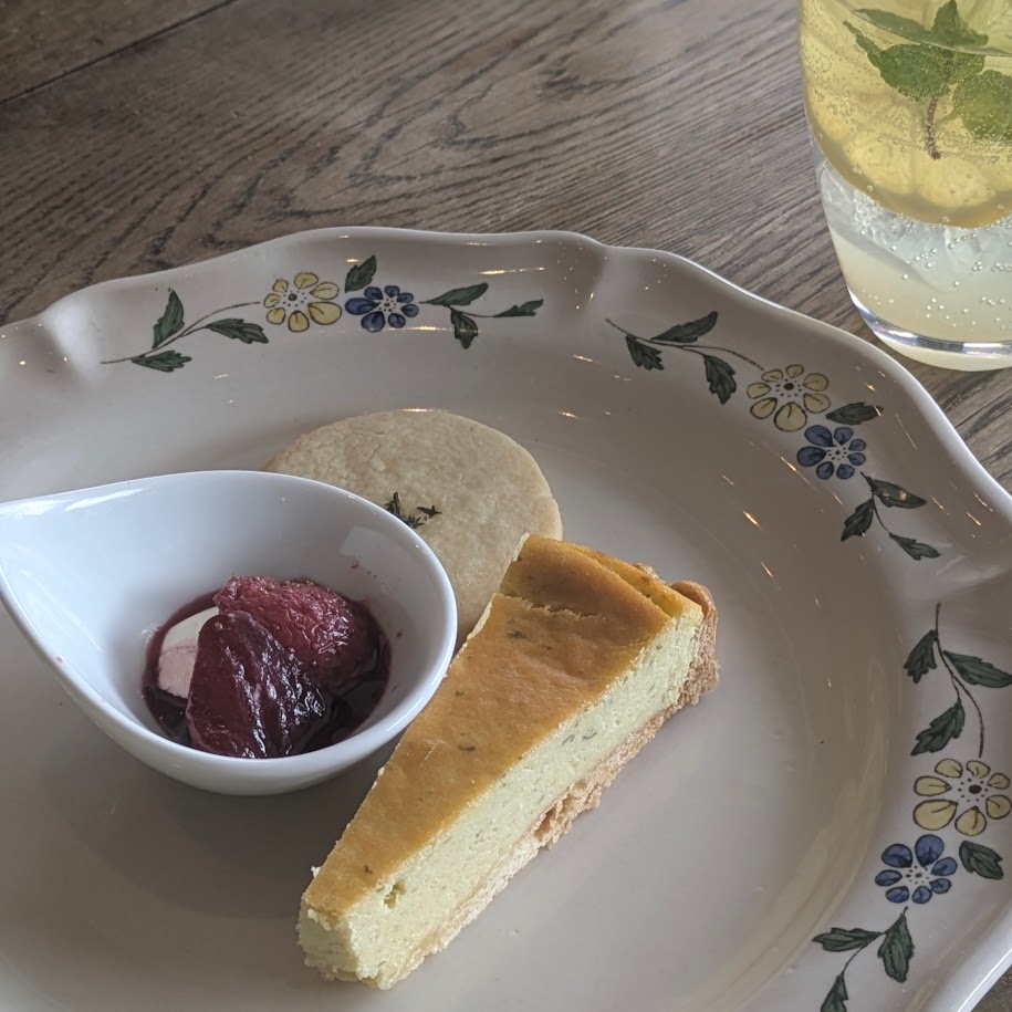ハーブデザート　バジルのチーズケーキ　コンポート