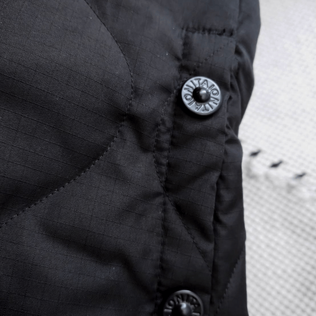 TAION「ミリタリー ダウンスカート」ボタン部分