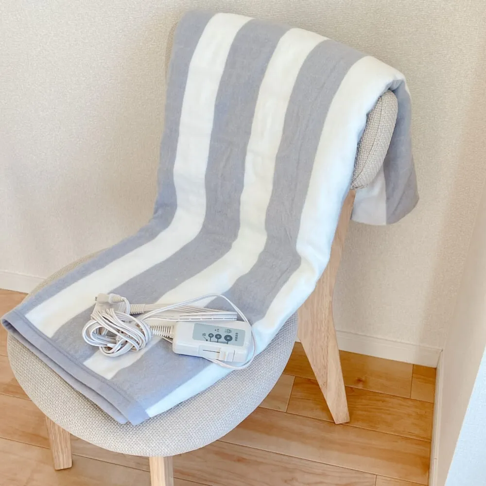 ヤマダセレクト「電気敷掛毛布」椅子に掛けたところ