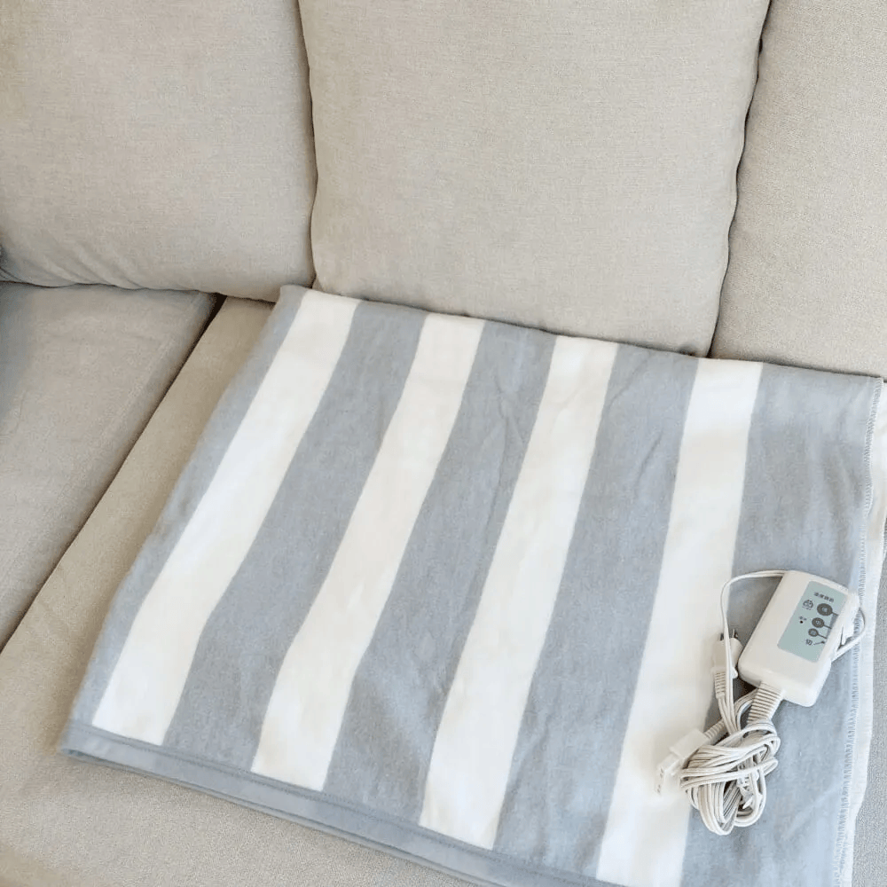 ヤマダセレクト「電気敷掛毛布」ソファに置いたところ