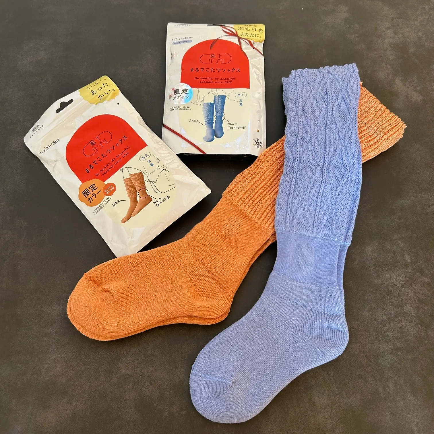 「まるでこたつソックス」サンタンオレンジ、ケーブル柄ヴィオラブルー