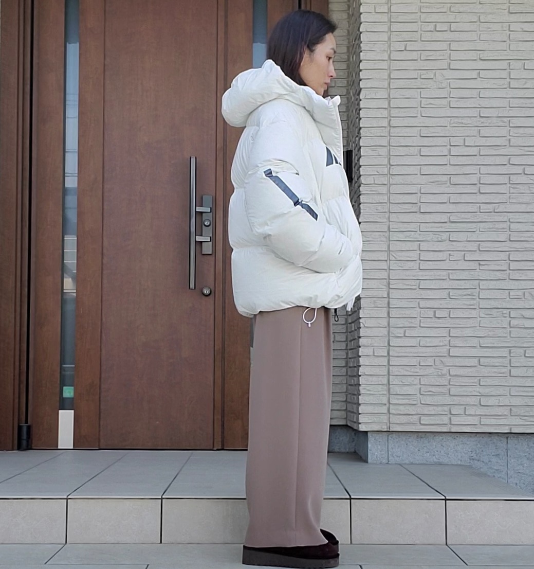 低身長が着るadidasパファーダウン（横）