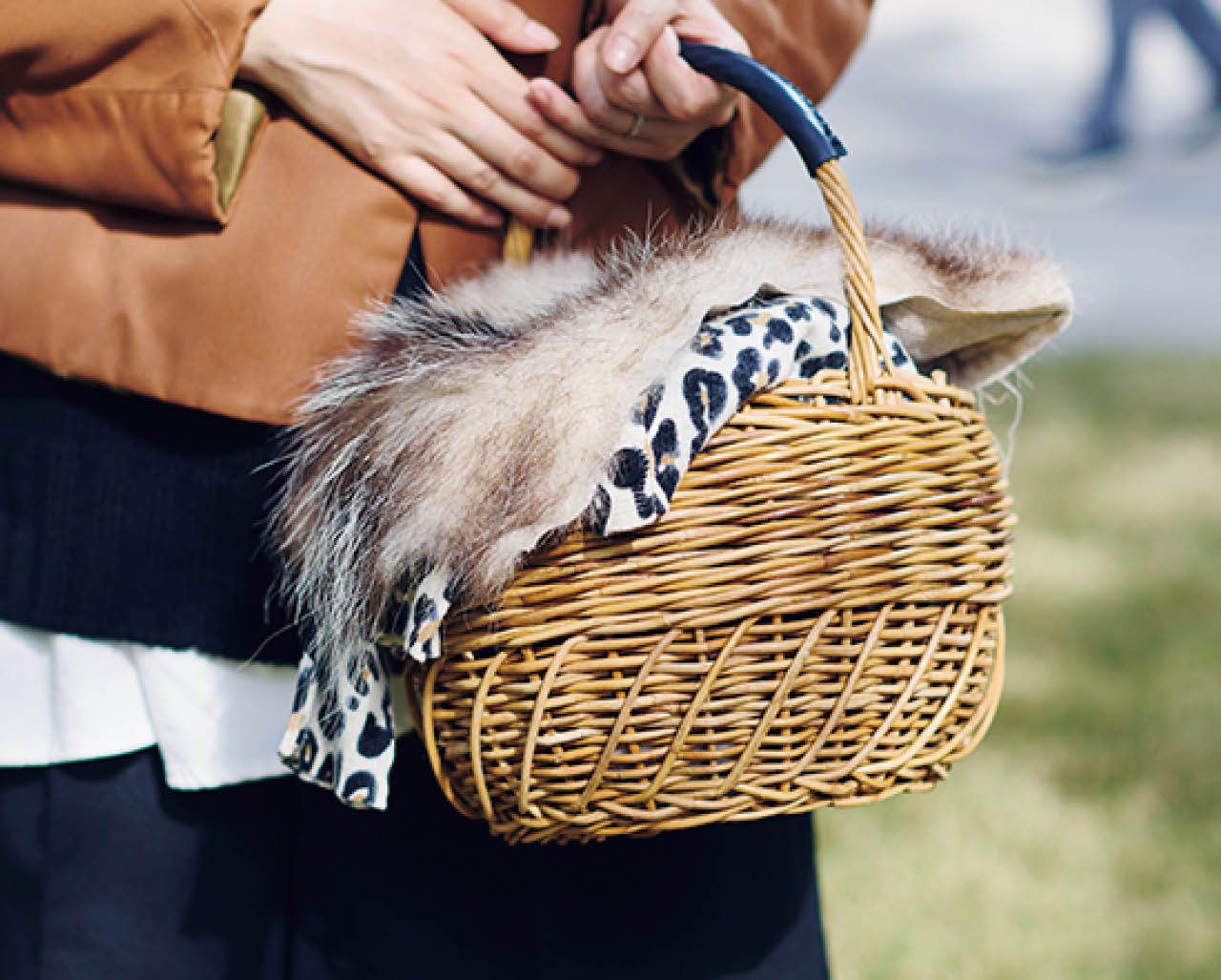 「チラッと覗かせるだけで、いつものかごバッグも一気に新鮮に。冬らしいファーとの相性も抜群です」