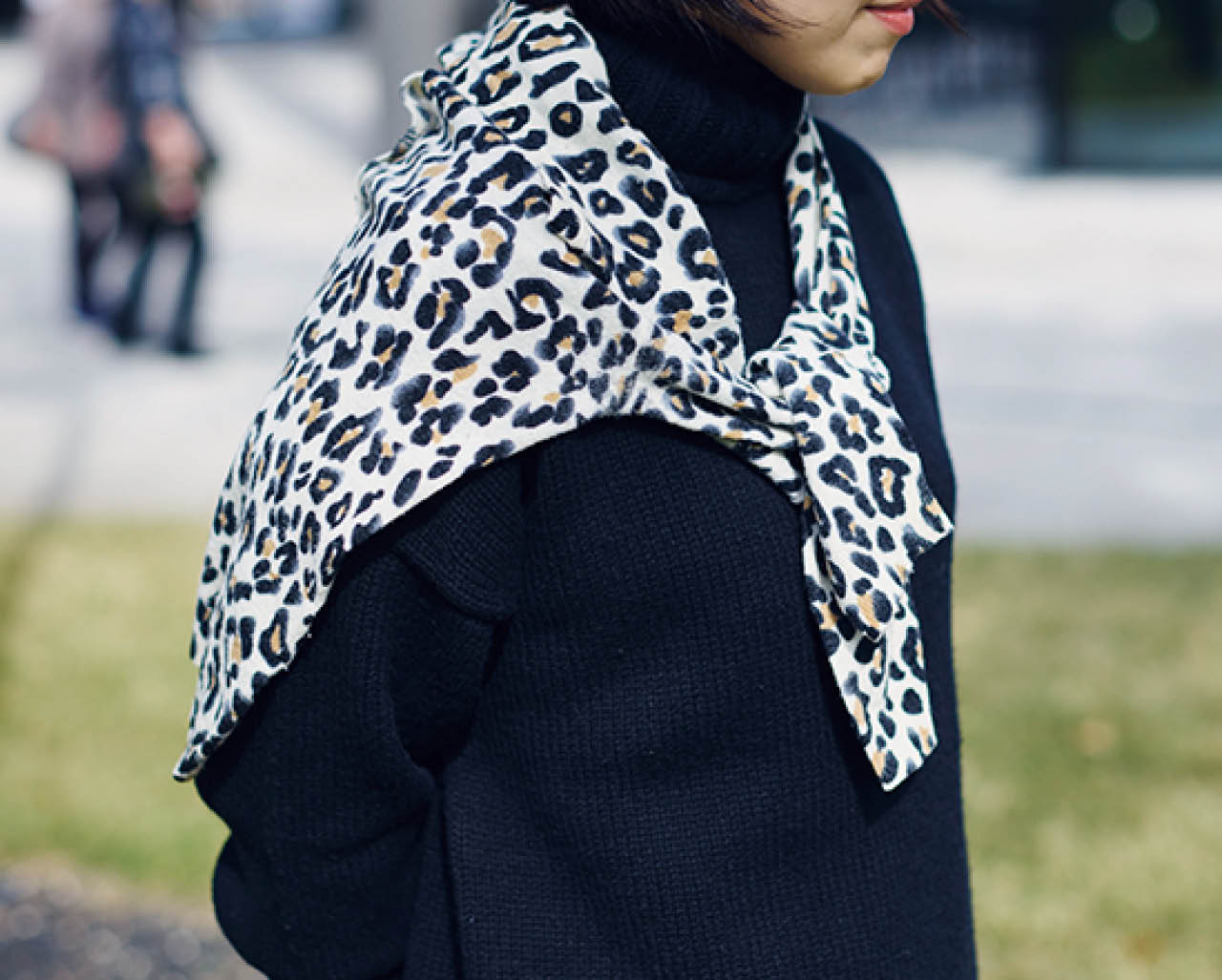 「ラフに肩巻きすれば、顔まわりが華やぎます。寒さ対策もできるので、バッグに入れておくと安心」