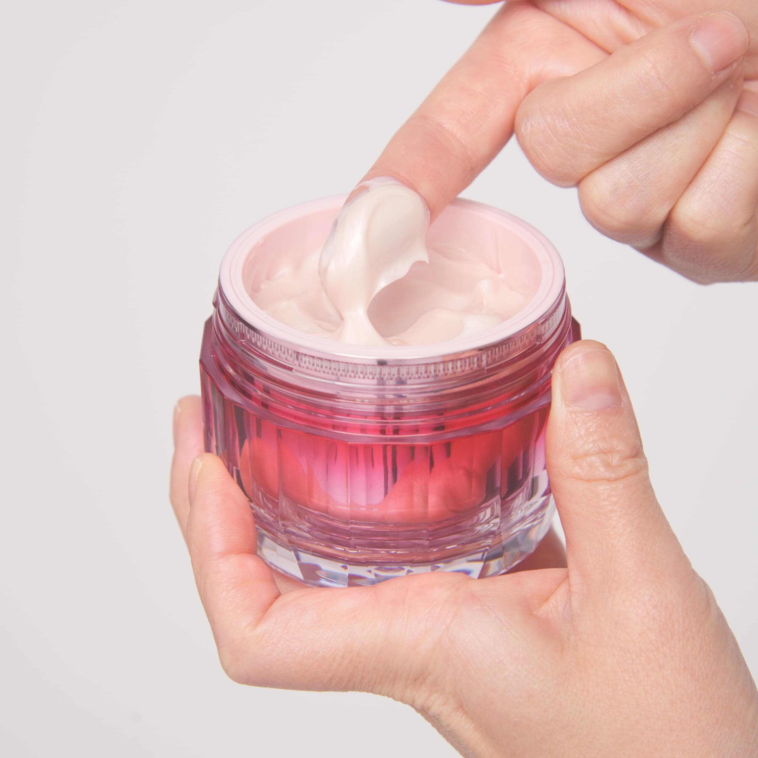 薬用 リンクル美コルセットゲル n を指でとっているところ。