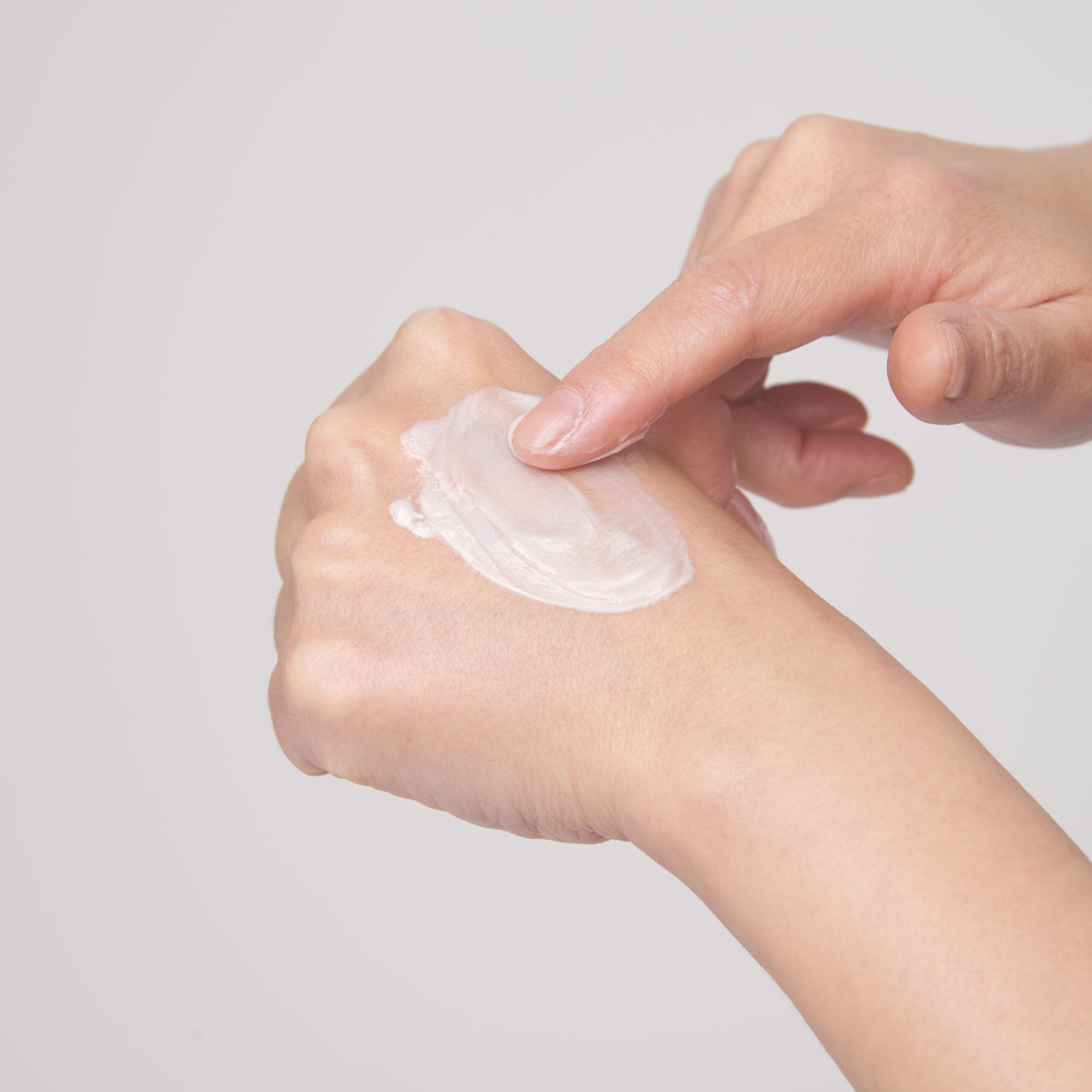 薬用 リンクル美コルセットゲル nを肌にのばしたところ。