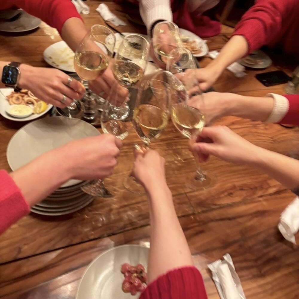 赤アイテム　新年会　ドレスコード