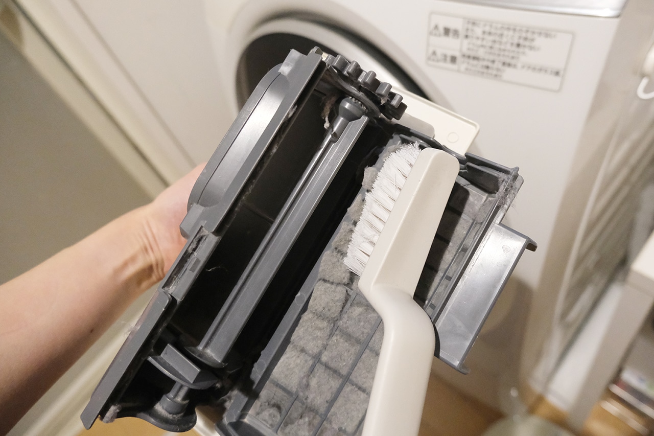 タイル目地ブラシ使用シーン