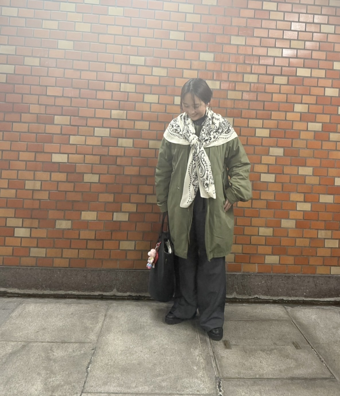 連載おやこども名品掲載 スタイリスト徳永千夏んが紹介する 【manipuri(マニプリ)】〈リネンストール120〉カレイドバンダナ コートの上に羽織ったコーディネート例(前姿)