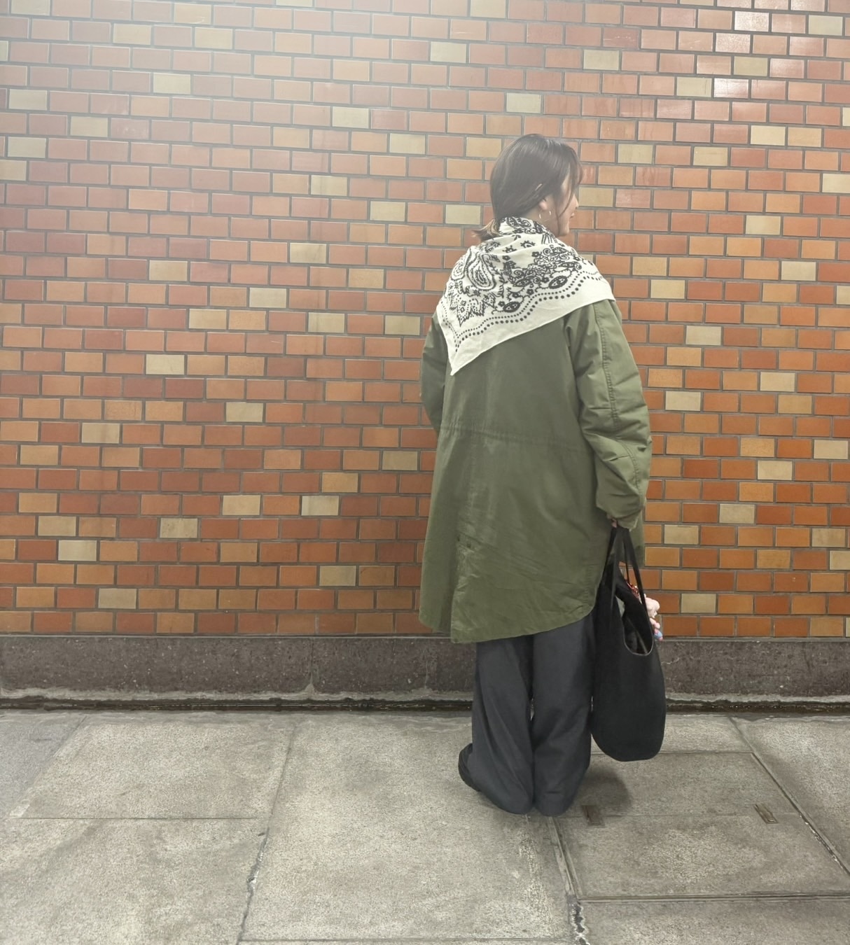 連載おやこども名品掲載 スタイリスト徳永千夏んが紹介する 【manipuri(マニプリ)】〈リネンストール120〉カレイドバンダナ コートの上に羽織ったコーディネート例(後ろ姿)