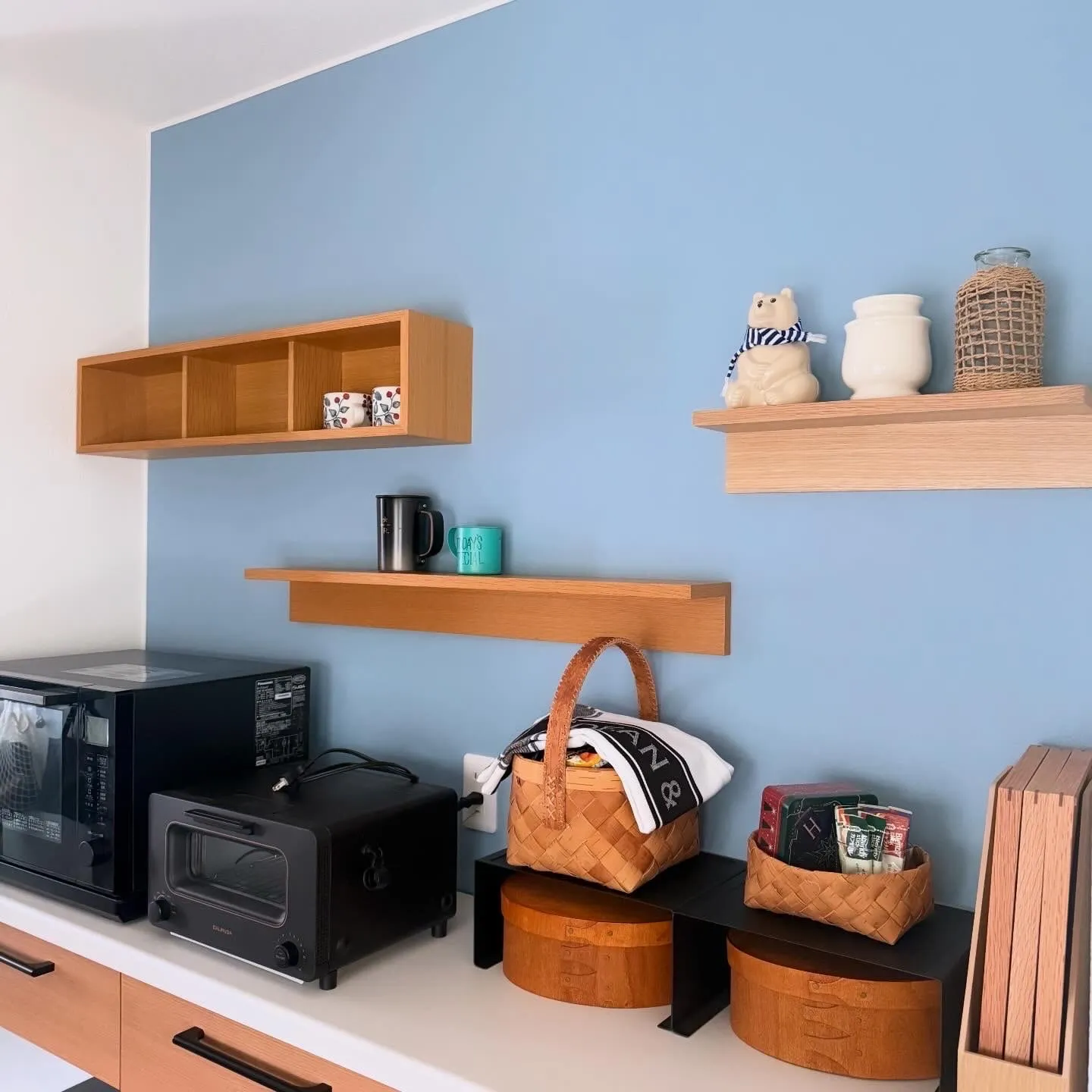 キッチン背面に食器や雑貨を飾ったところ