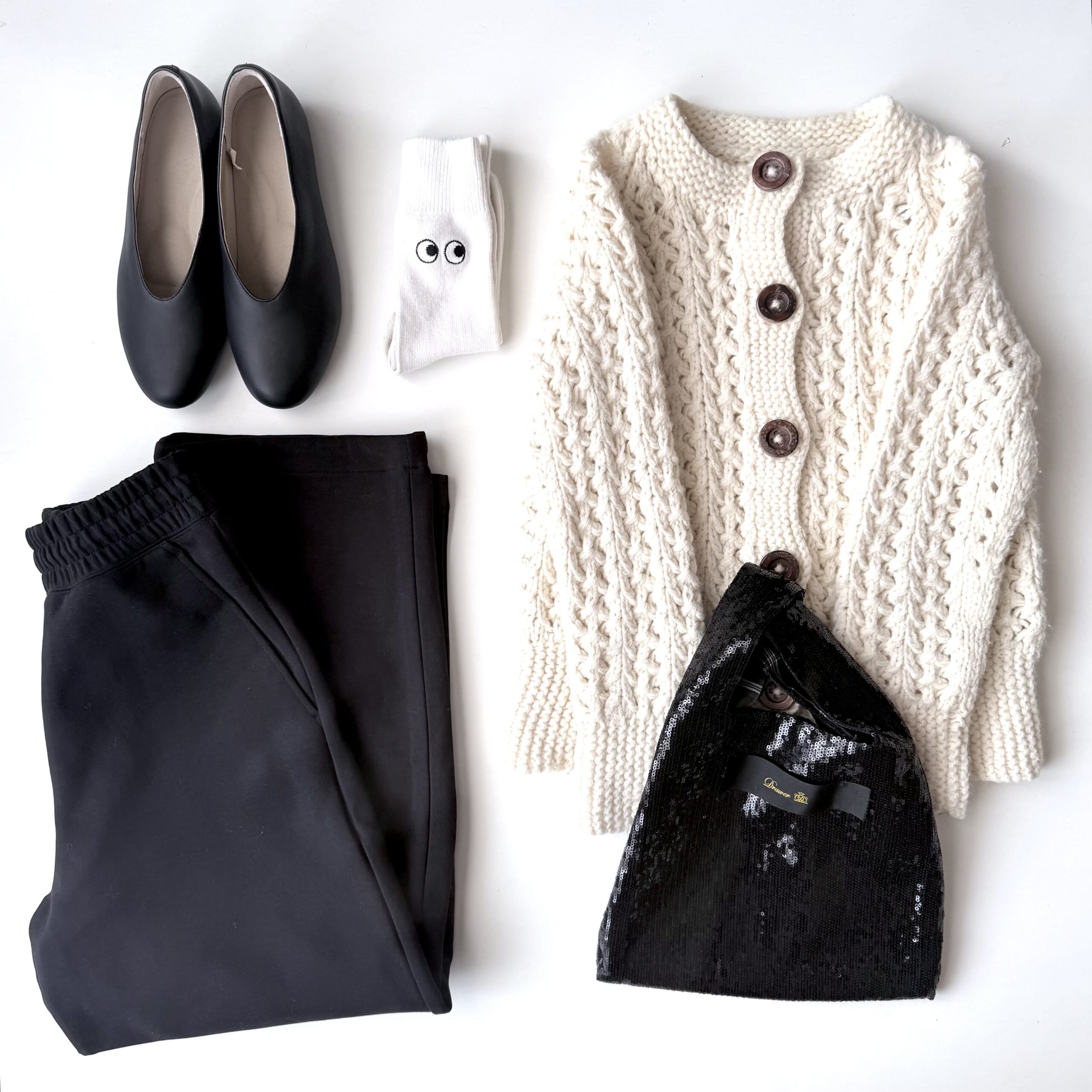 無印良品のレザー深履きシューズ UNIQLO x ANYA HINDMARCH ヒートテックソックス muffin ニットカーディガン、DRAWER ノベルティバッグ
UNIQLO : C スウェットワイドパンツ