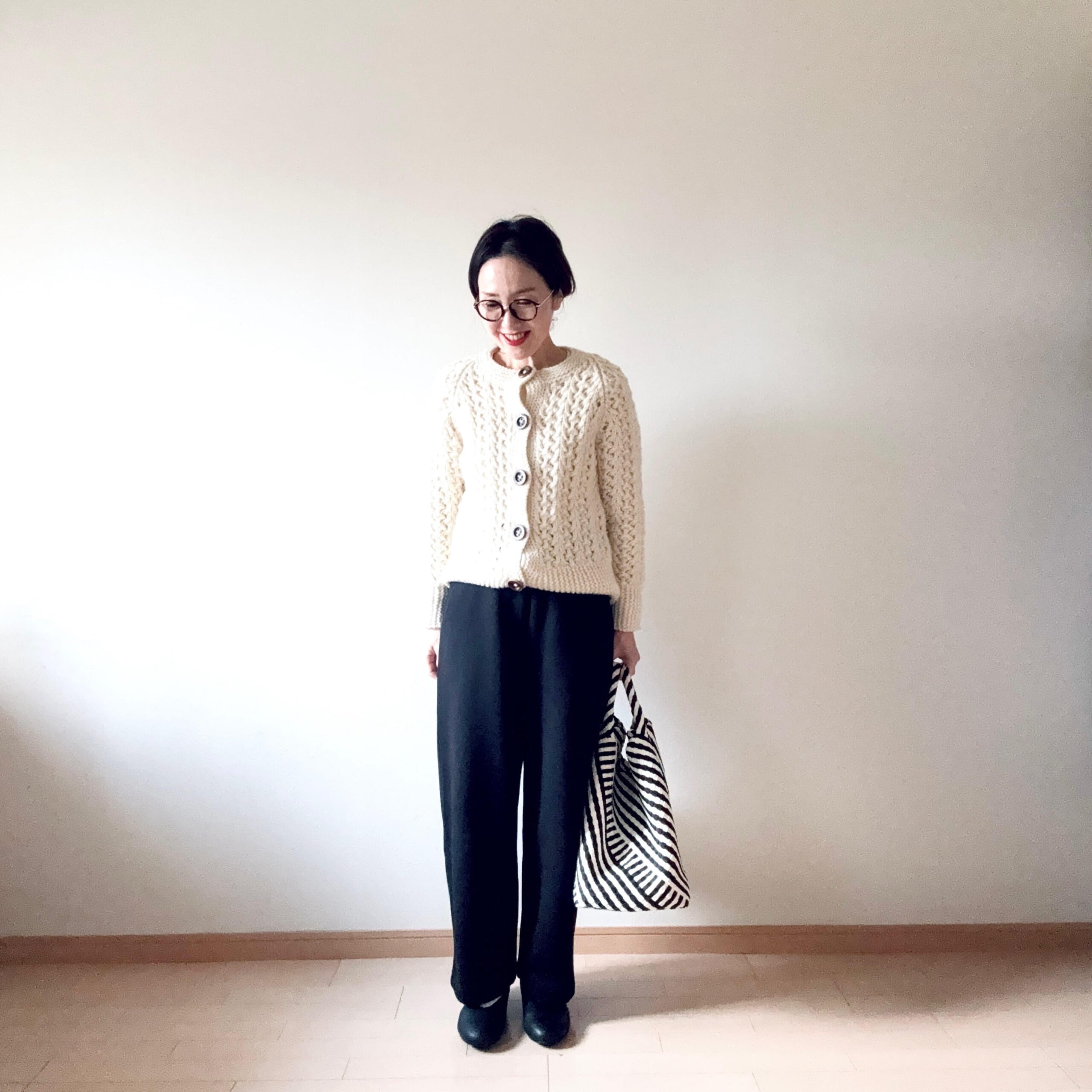 ニットカーディガン(muffinで購入)UNIQLO : C スウェットワイドパンツNAGHEDI St Barthsバッグ
無印良品のレザー深履きシューズ