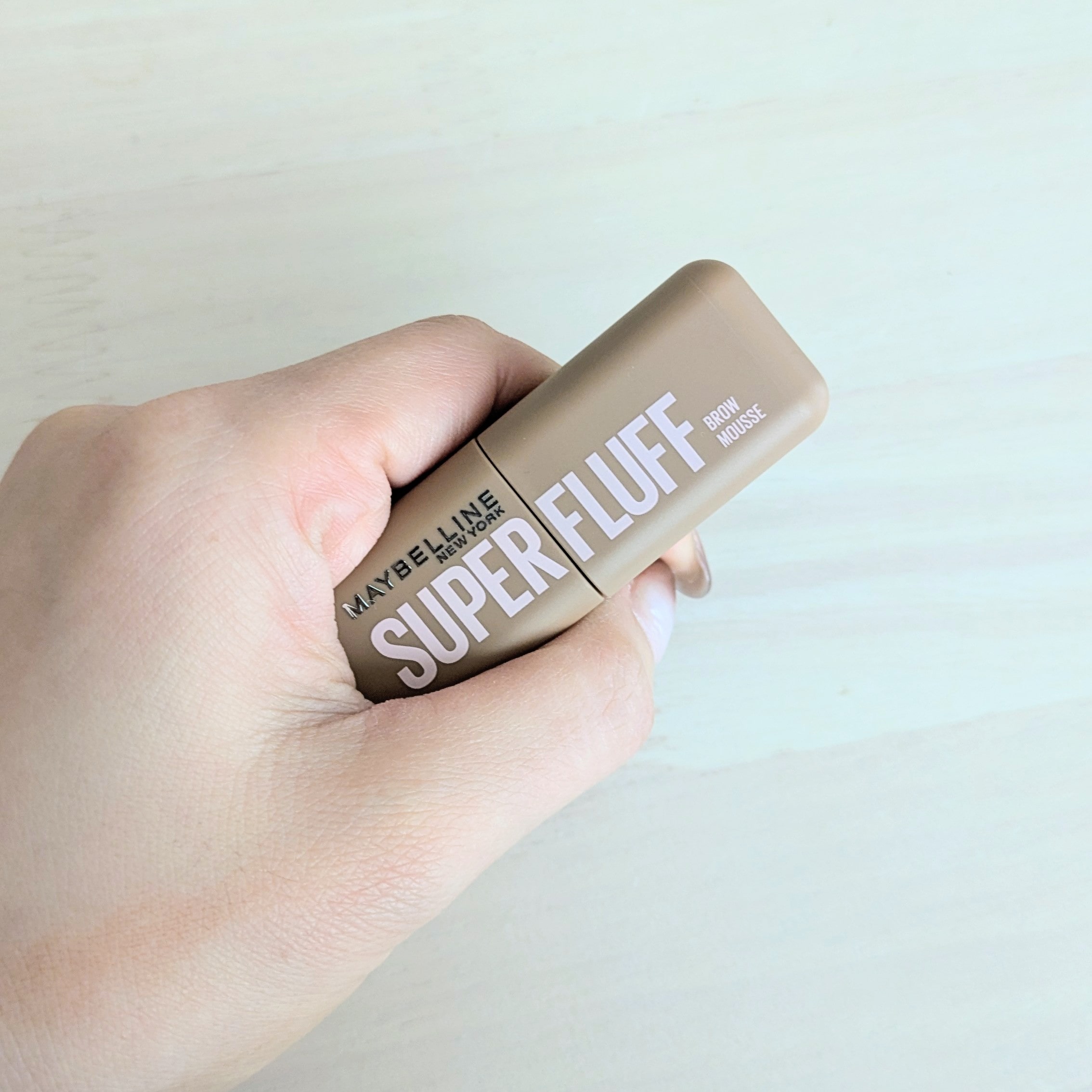 メイベリン SP フラッフ ブロウ ムースのパッケージ