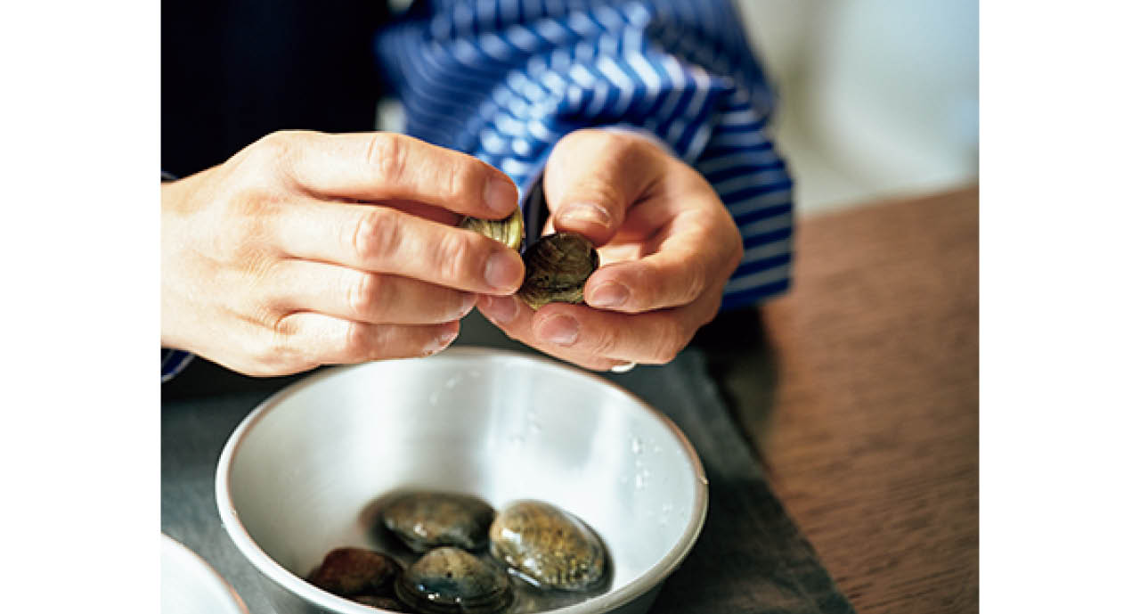 アサリは殻をこすり合わせるように洗い、水気をきる。