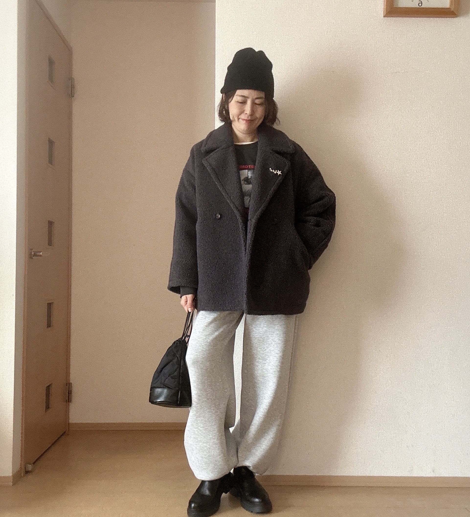 GU　パフスウェットバギーパンツ」カラー03 GRAY　冬の着画