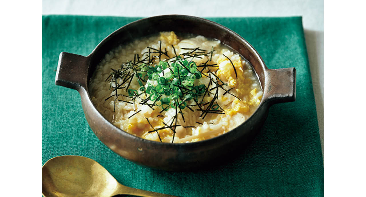 残ったスープにごはんを入れて温め、溶き卵を流し入れて雑炊に。