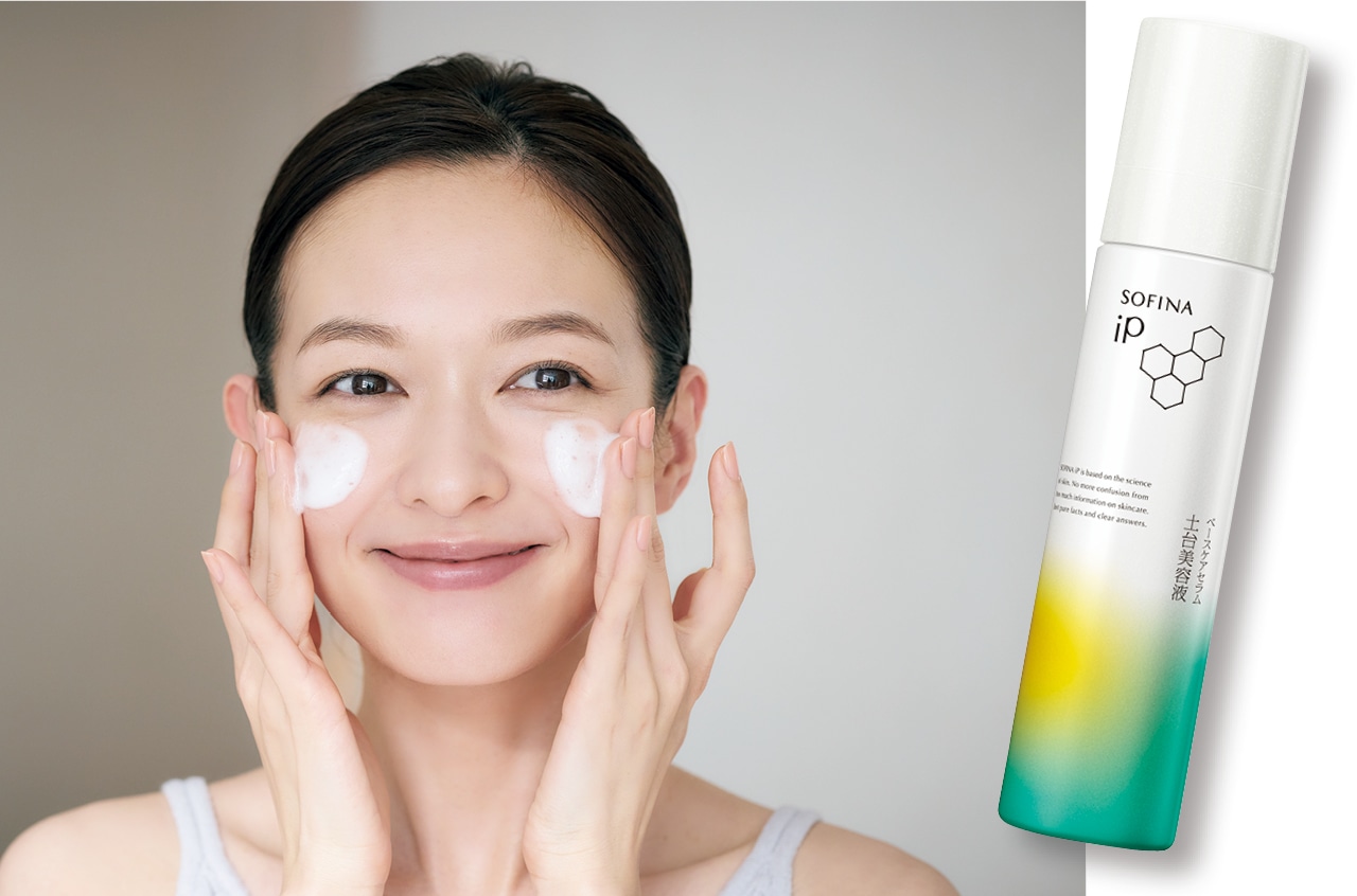 ソフィーナ iP ベースケア セラム〈土台美容液®〉を頬に塗る森絵梨佳さん
