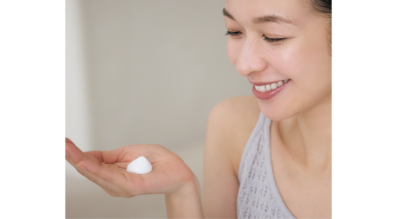 ソフィーナ iP ベースケア セラム〈土台美容液®〉の泡を手のひらにのせた森絵梨佳さん