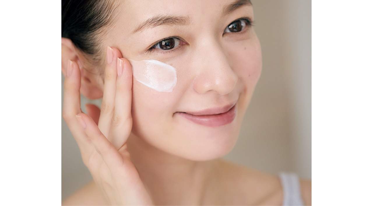 ソフィーナ iP ゴールデンタイムリペア 深夜浸透クリームを顔のすみずみまで塗る森絵梨佳さん