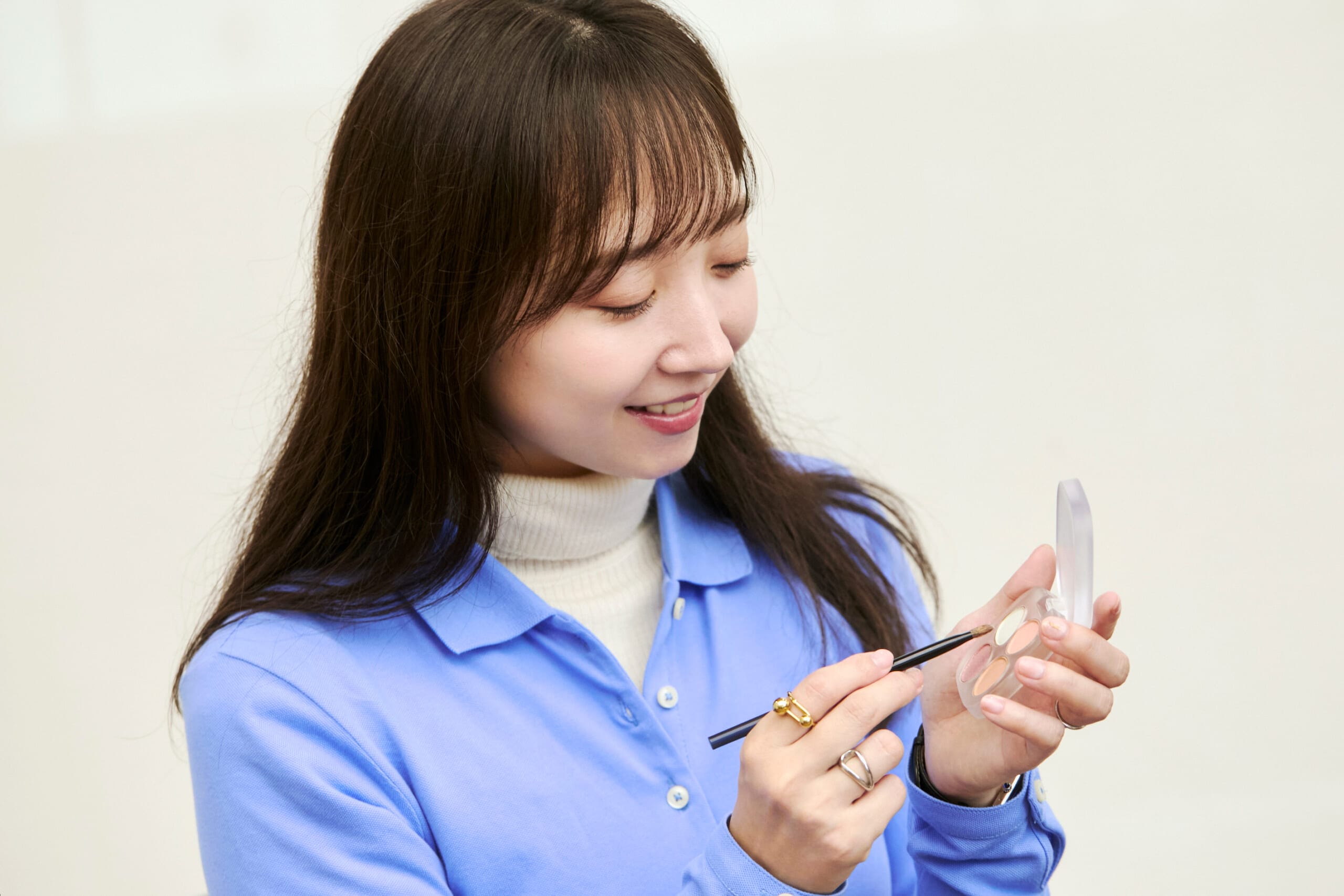 小坂さんがトーンのペタル フロート アイパレットを使っているところ