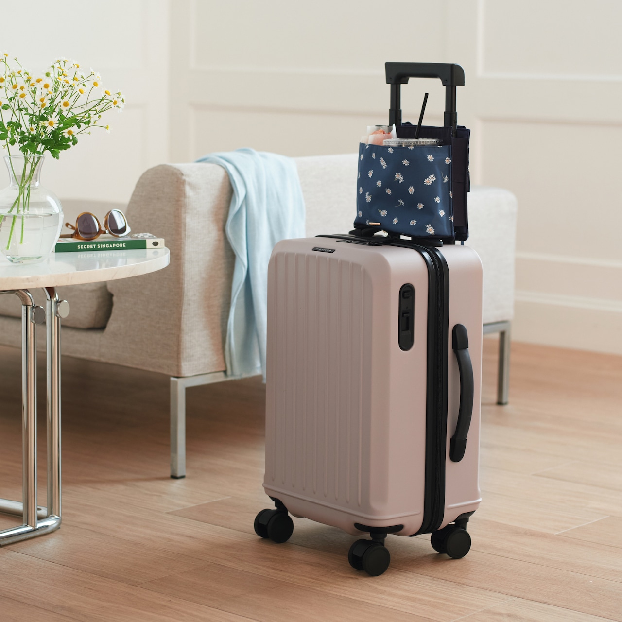 アフタヌーンティー・リビングとエースの共同開発スーツケース 使用イメージ