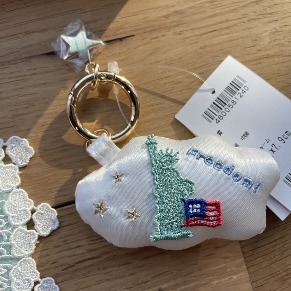 LEEマルシェ
近沢レース店【LEE限定】世界旅行セット(タオルハンカチ＋キーチャーム)