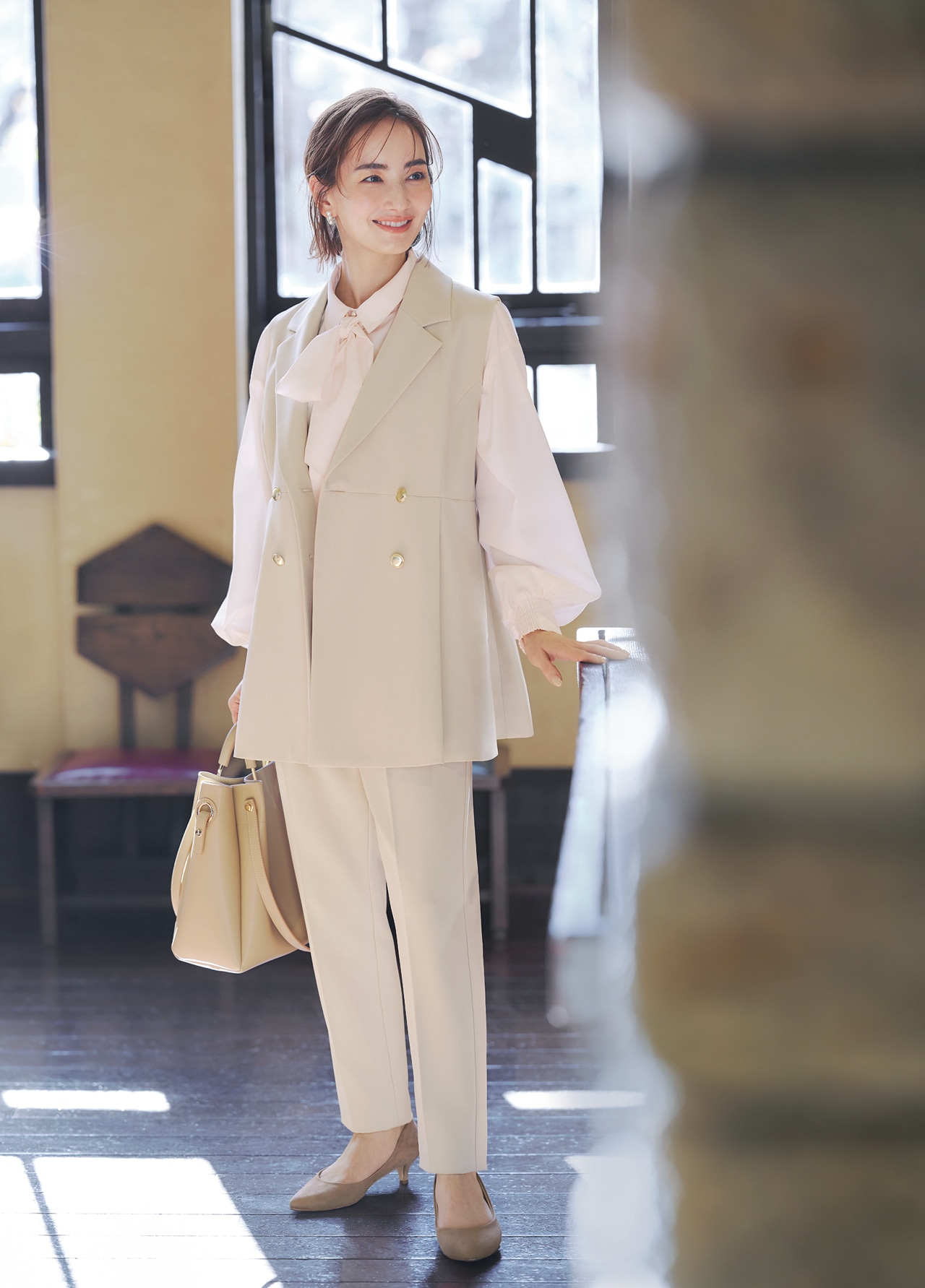 辻元舞さんの「NAVYNAVY」ジレセットアップのコーデ