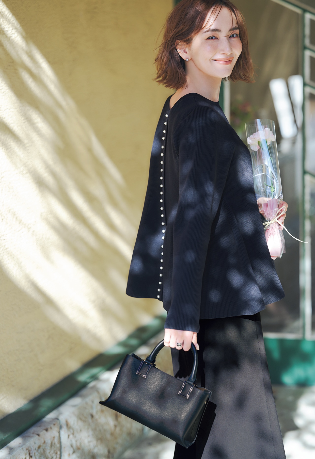 辻元舞さんの「NAVYNAVY」パールつきペプラムニットのコーデ