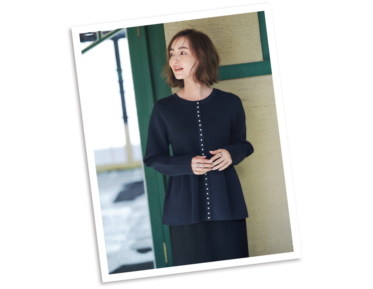 パールを前に着ればアクセや重ね着をしなくても華やか