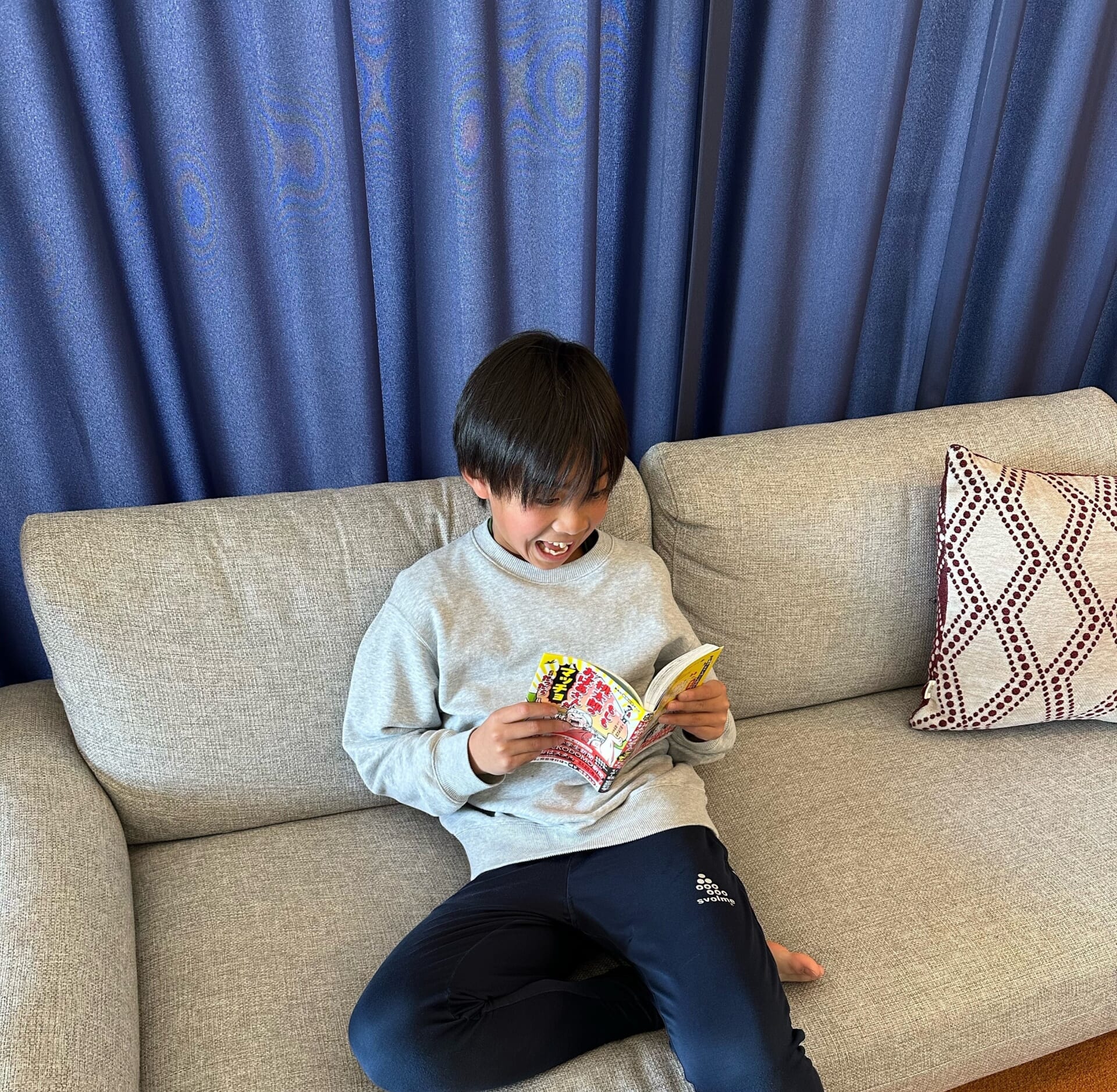 暮らしのヒント連載、ライター野々山幸さん、子どもの読書習慣について『最強科学まんが もしも桃太郎のおばあさんがマッチョだったら』 著 柳田理科雄　まんが 森ゆきえ　￥1320／集英社の紹介　子どもが本を読んでいるところ