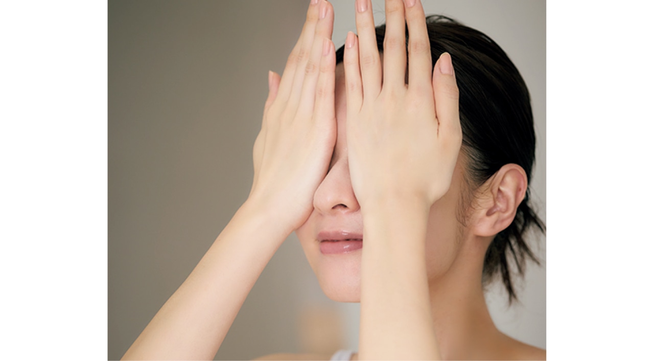 手のひらの中心部分を目元にあてウォームプレスする森絵梨佳さん